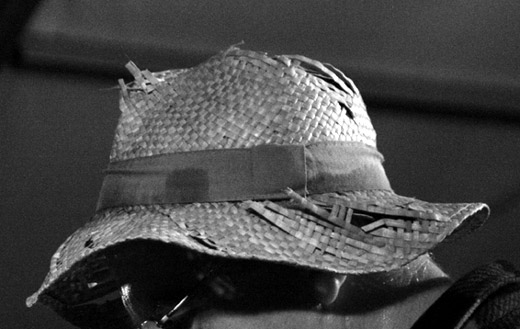 Шляпу убили. Циммермановская шляпа Раскольников. Рваная Панама. Дырявая шляпа. Рваная шляпа.